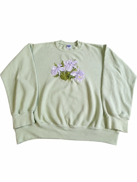 Gildan Sweaters - Vintage Iris Embroidered Pastel Green Crewneck Sweatshirt Cottagecore M
